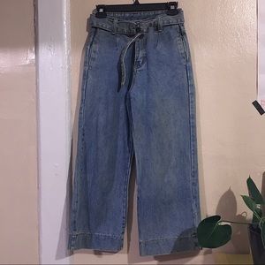 Wide-legged high-waist cropped blue jeans w belt